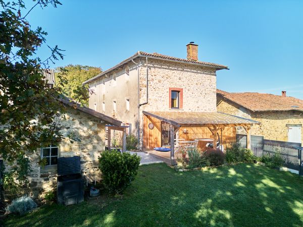 Maison limousine typique rénovée dans un hameau