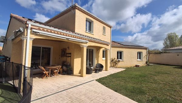 Maison familiale avec piscine sécurisée et supers espaces extérieurs