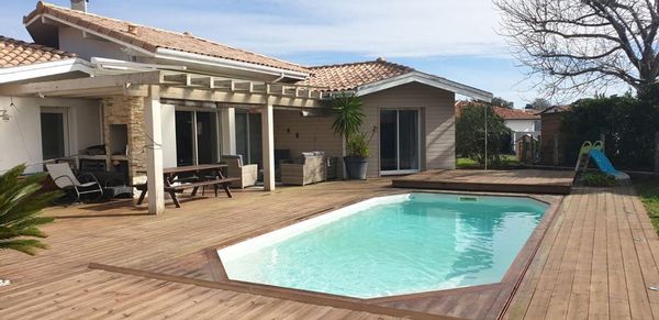 Belle villa moderne avec piscine, terrasse, jardin, 4 chambres, à côté de l'océan