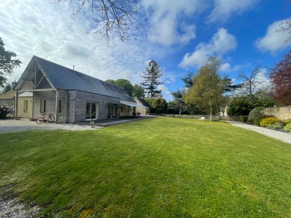Maison ancienne et extension contemporaine avec vue château, proche mer et Caen, 6 pers