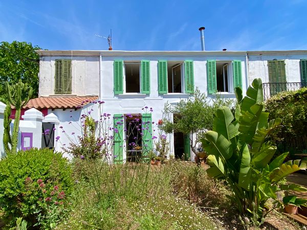Maison de charme entre fleurs, mer et soleil.