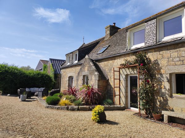 La maison de Pascal & Marie est un ancien corps de ferme rénové entre terre et mer.