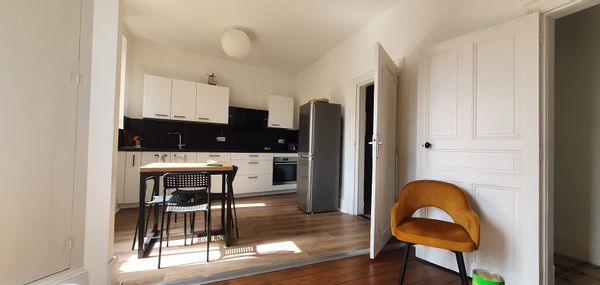 Appartement spacieux et équipé à Valence, parking public gratuit.