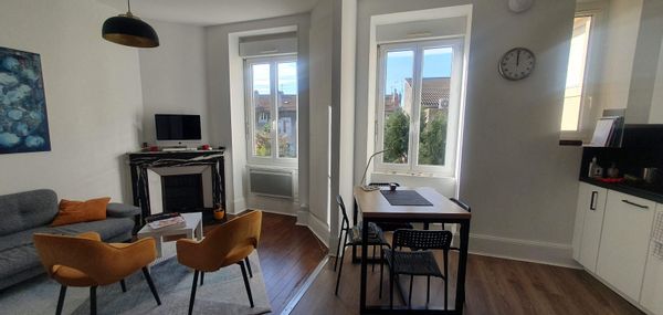 Appartement spacieux et équipé à Valence, parking public gratuit.