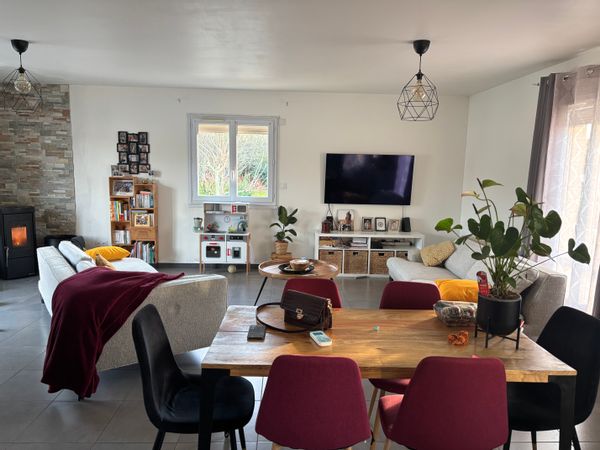 Maison entre la ville et le calme du village de campagne