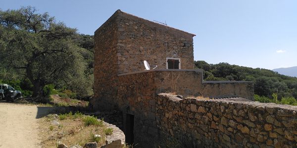 La maison au milieu du maquis. A 15 minutes de voiture de la mer , pas de voisin. Juste la nature