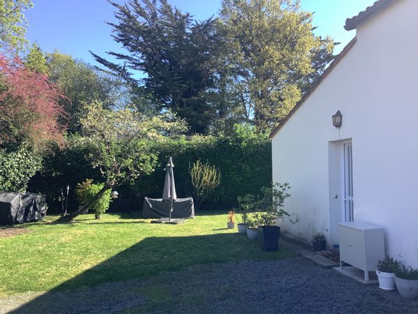 Petite maison de campagne dans un village