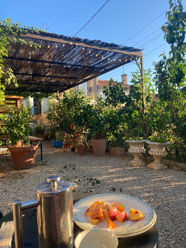 En Provence, ma petite maison de village, le jardin terrasse,  la tonnelle et une place de parking