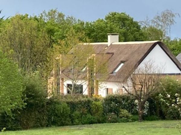 Maison familiale de 190 m², à 10 mn des plages, au calme sur grand terrain clos avec belle vue.