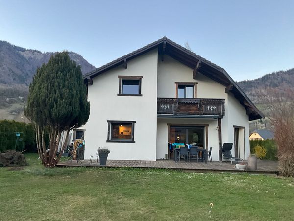 La maison de Francois est à 10mns de 2 grands ski resort, un lac, à 40 mns de Genève et l Italie.
