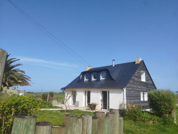 La maison  atelier de Naig, céramiste, située à 2 minutes de la plages et entourée de verdure.
