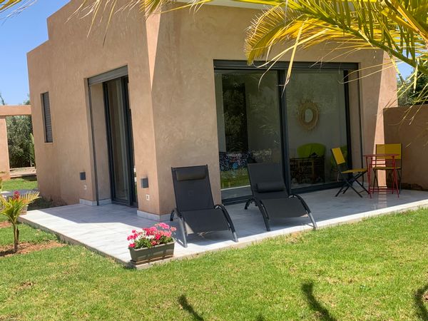 A quelques mètres de la piscine, studio indépendant, avec terrasse .