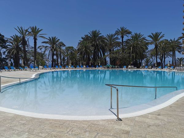 Appartement 200 m2, 3 chambres, 2 salles de bain, grande terrasse ensoleillée, piscine chauffée