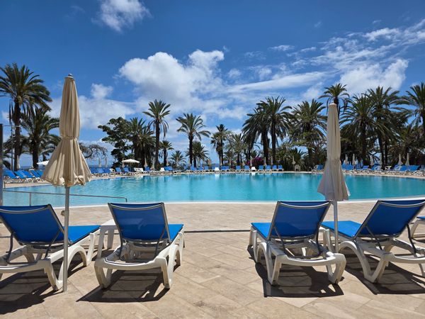 Appartement de 210 m2, 3 chambres, residence avec piscine chauffee, 5 minutes de la plage en voiture