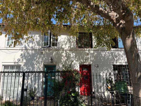 La maison de Cristobal est dans un quartier calme. Il dispose d'un joli jardin avec une piscine.