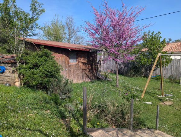 Une cabane éco-construite au cœur d'un hameau vivant, en Petites Pyrénées Ariégeoises· Occitanie ·