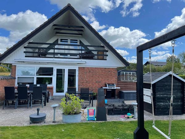 Spacious Family Home on a Quiet Street – Near Beach, Golf & Legoland
