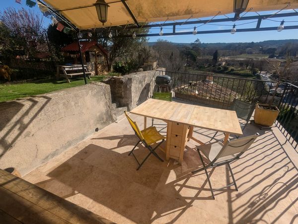 Maison de village avec terrasse ensoleillée