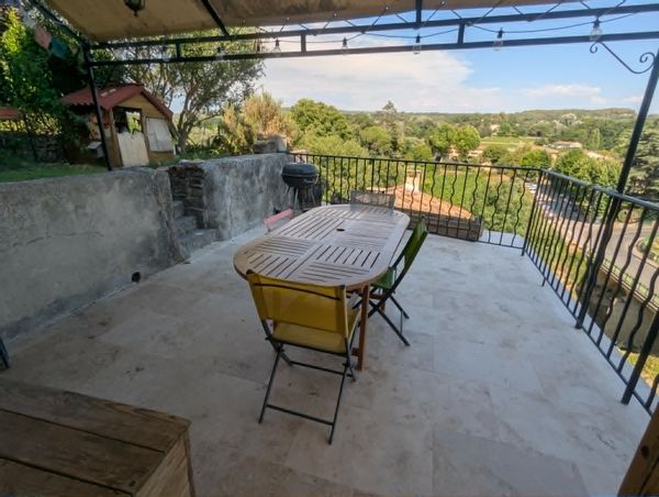 Maison de village avec terrasse ensoleillée