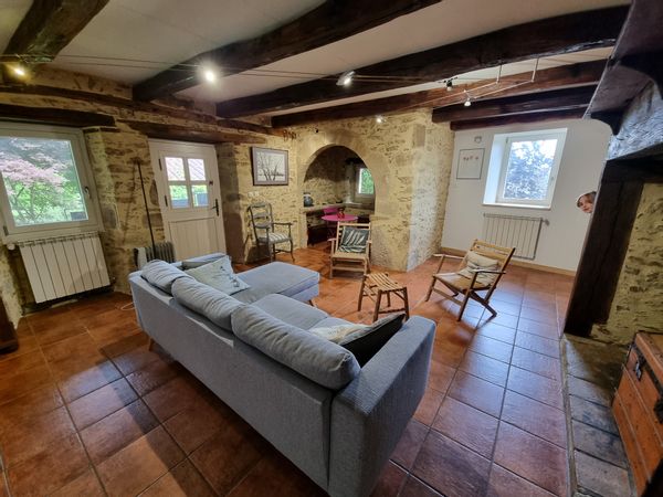 Chez Papé et Mamé, maison en pierre, typique du Ségala Lotois.