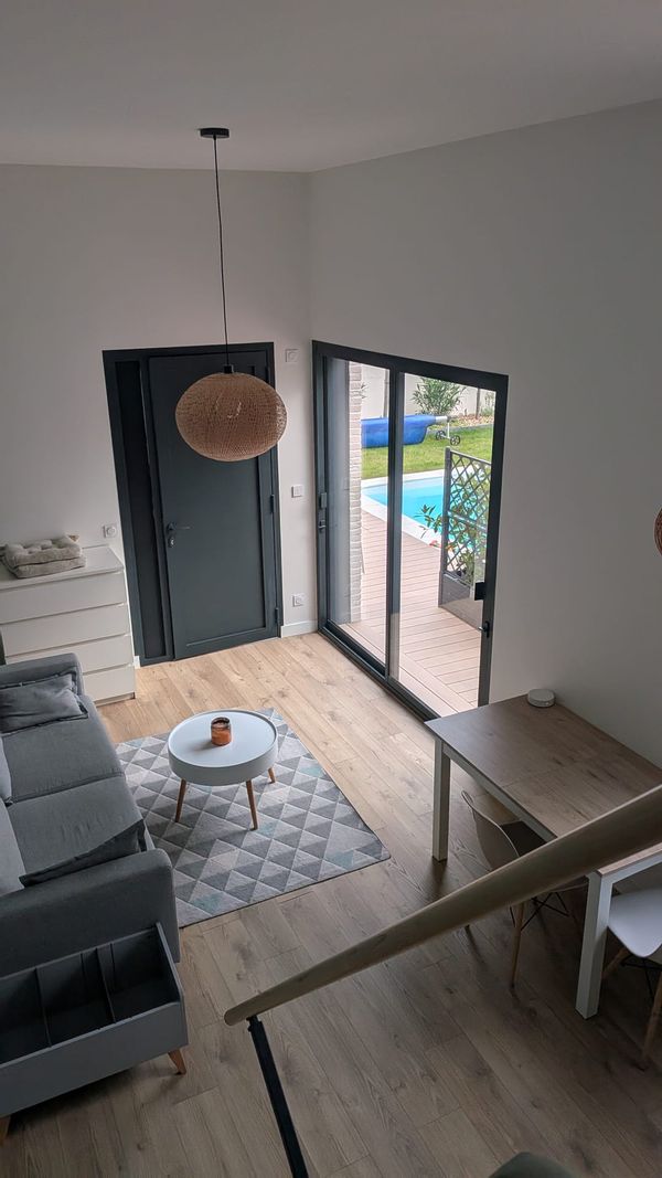 Studio refait à neuf dans un jardin avec piscine et terrasse à proximité de Paris.
