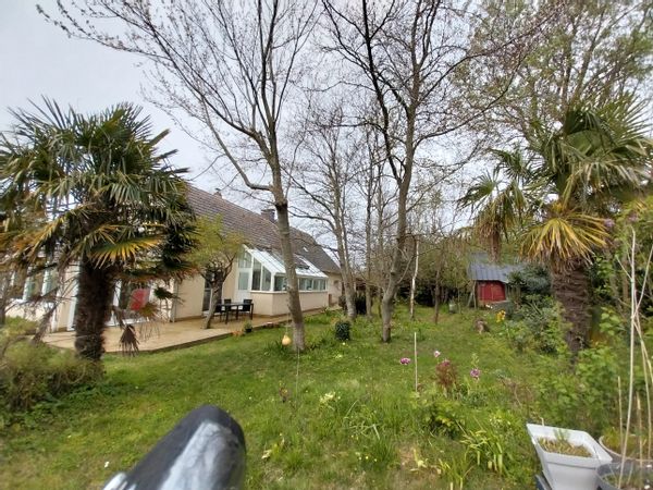 Maison familiale au calme d'un jardin, à proximité de la mer