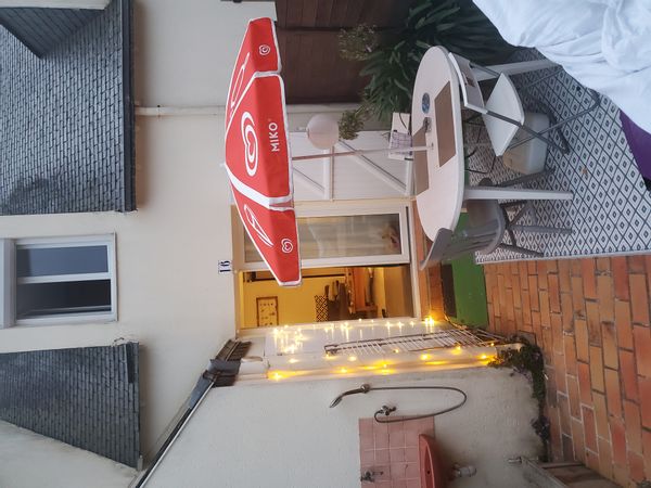 Petite maison mitoyenne à 50M de la plage dont une chambre avec vue sur l'océan.