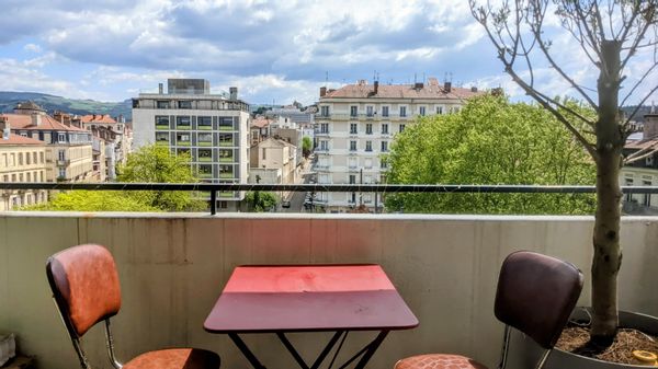 Appart lumineux avec balcon en plein centre-ville