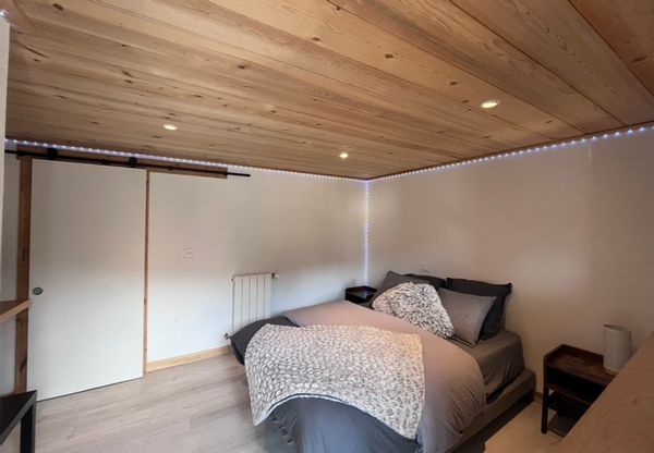 Une chambre privée  avec sa salle de bain au rdc de la maison d’Emmanuelle avec votre terrasse