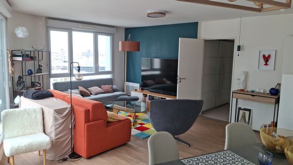 Appartement situé au cœur de la defense. A deux minutes de la Défense Arena et de la Grande Arche.