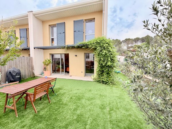 Maison familiale moderne, avec jardin et piscine partagée à Ventabren en Provence.