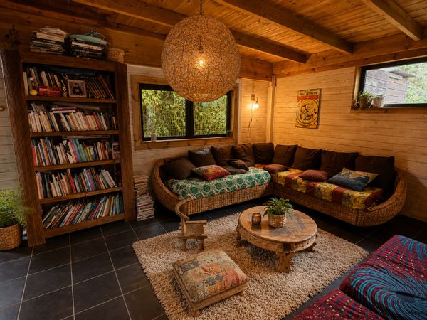 Posée au bord de la forêt primaire, la maison est dans un environnement extrêmement calme