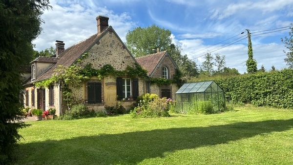 La maison de PAQUITA est une longère normande authentique du Haut Perche, en pleine nature.