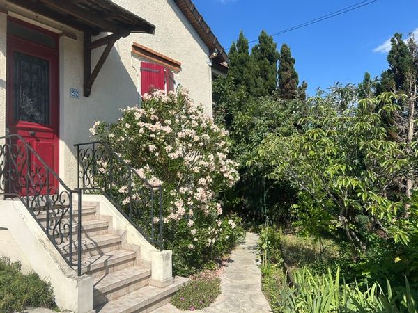Appartement et jardin calme et frais l'été, proche de Paris, des transports et de l'aéroport CDG