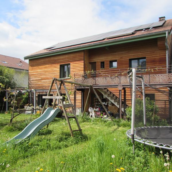 La maison de Michaëlle est située au calme dans un quartier proche du centre avec jardin privatif.