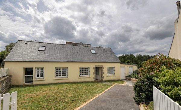 Idéalement située entre Pont L'Abbé, Audierne, Quimper, jolie maison rénovée pour 4/5 personnes .