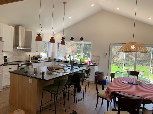 Une belle maison près de la campagne et d’une montagne. Plein air assuré !