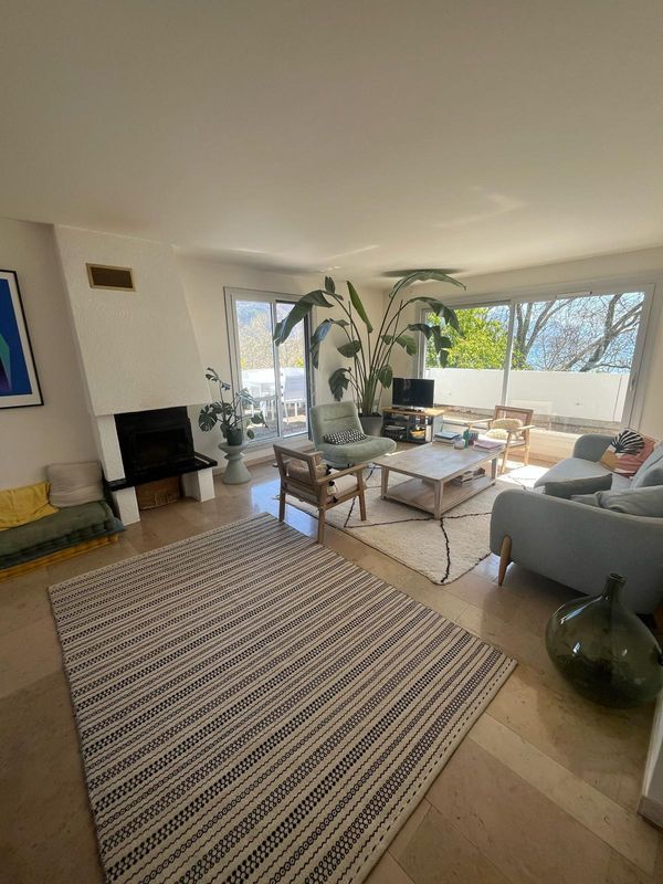 Magnifique appartement avec un emplacement exceptionnel, vue sur le lac et les montagnes.