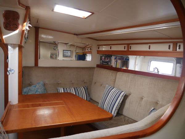 Voilier de 12 mètres avec cockpit central abrité,  carré spacieux et double cabine en V, sur le port