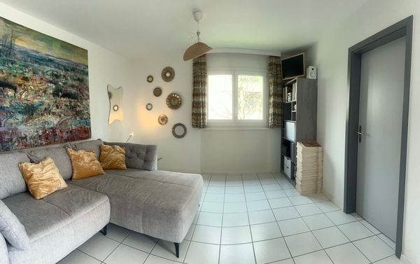 Nuitées dans le salons. 1 lit d'appoint qualité premium + 1 matelas sur canapé. parking privé