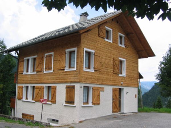 Appartement avec trois chambres, et un espace cuisine/salon/salle à manger.  Au rez-de-chaussée