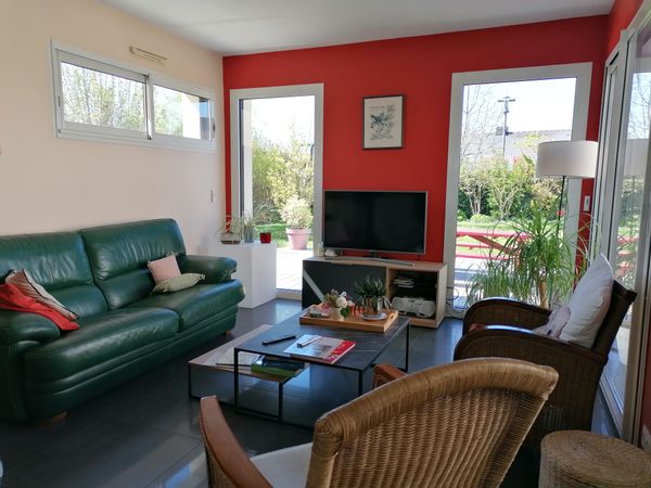La maison de Cécile, proche Rennes, environnement très calme, maison très ensoleillée.