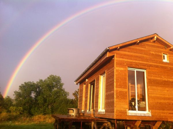 Maison en bois dans un pré