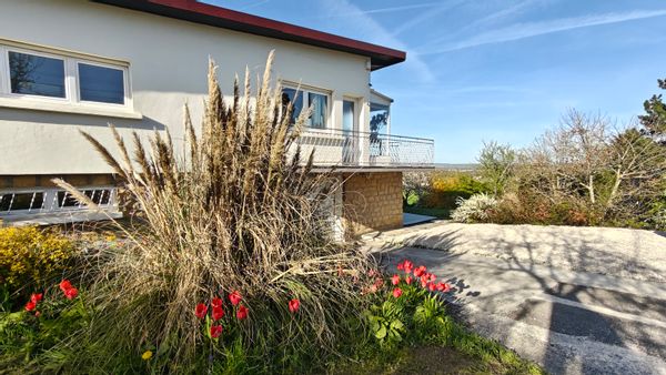 Maison lumineuse avec vue dégagée aux trois frontières 
