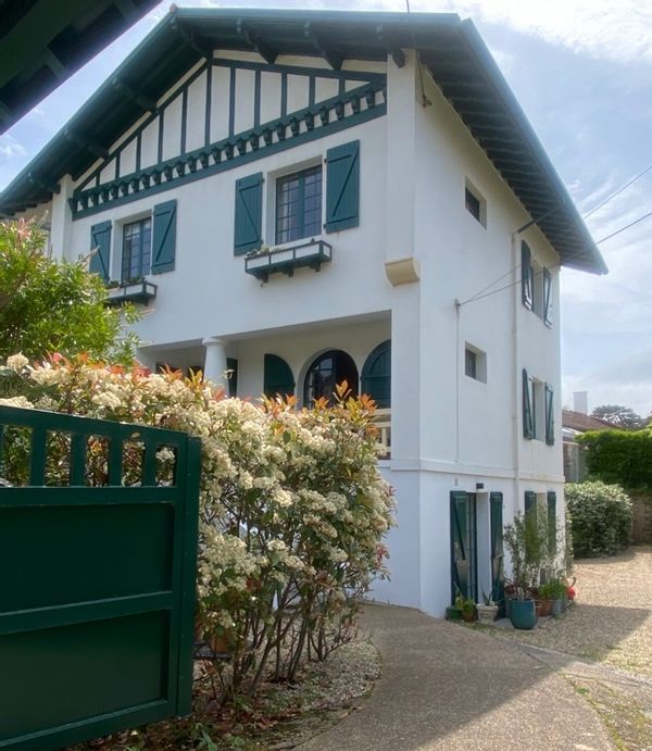 Appartement avec jardin dans une belle maison basque à 5 minutes à pied de la plage