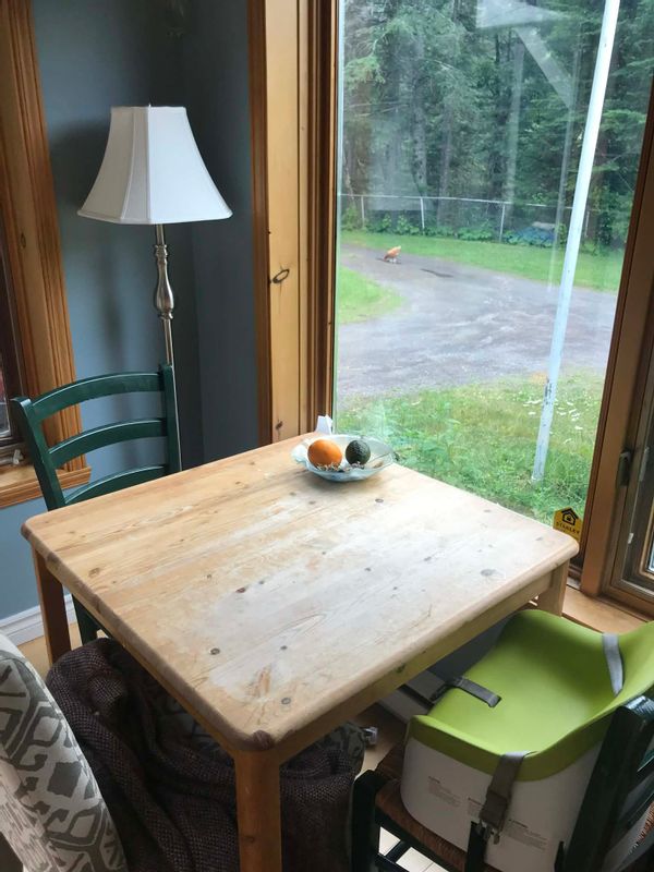 La maison de Melanie est magnifiquement située, dans une vaste vallée, en bordure d'une rivière.