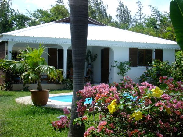 Villa avec piscine  et grand jardin tropical, entre mer et forêt à l'Étang-Salé les Bains, Réunion