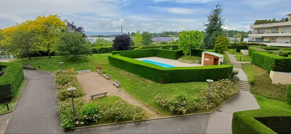 A quelques minutes de Lyon, un cadre privilégié dans une petite résidence avec parc et piscine.
