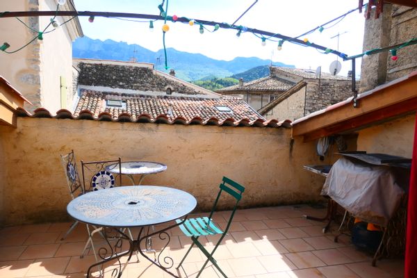 petite maison de village en pierres avec 2 terrasses