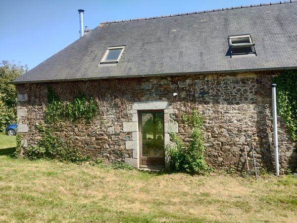 Longère sans vis à vis en campagne bretonne